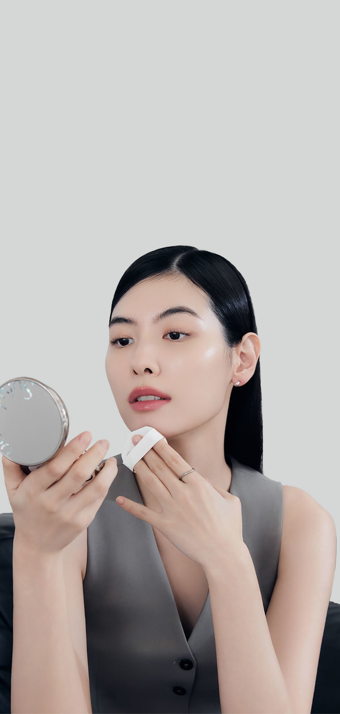 A model is wearing makeup with a Perfecting Cushion Airy