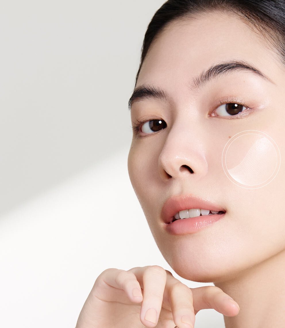 女性臉龐展現光滑亮澤的膚質，臉頰上放大的肌理細節映射出雪花秀「極致臻秀能量修護安瓶」的煥活修護能量。