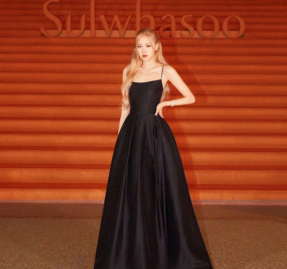 Sulwhasoo’s Global Ambassadors ROSÉ stands in front of the stairs of the Metropolitan Museum of Art.