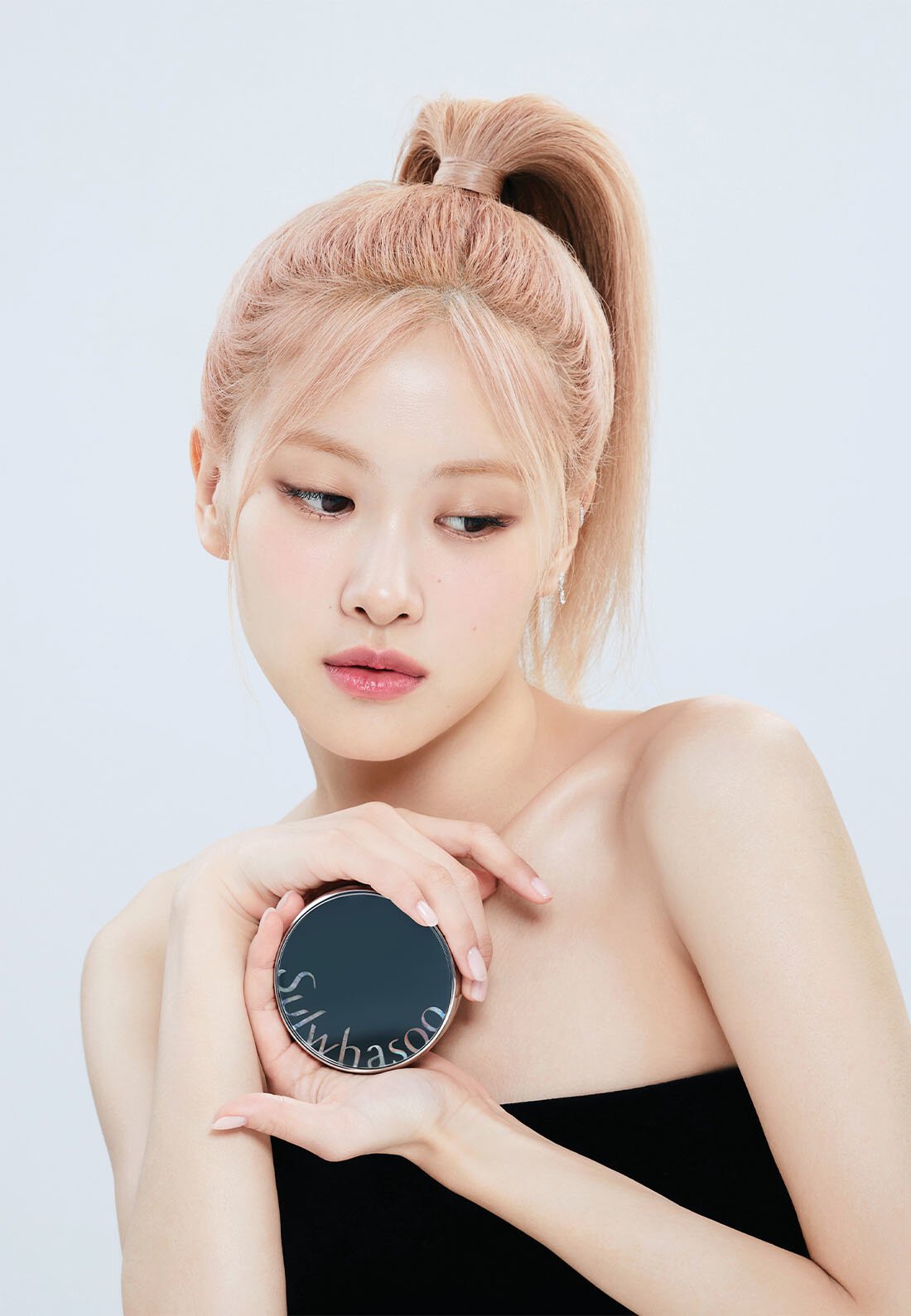 Rosé is holding a Perfecting Cushion in her hand