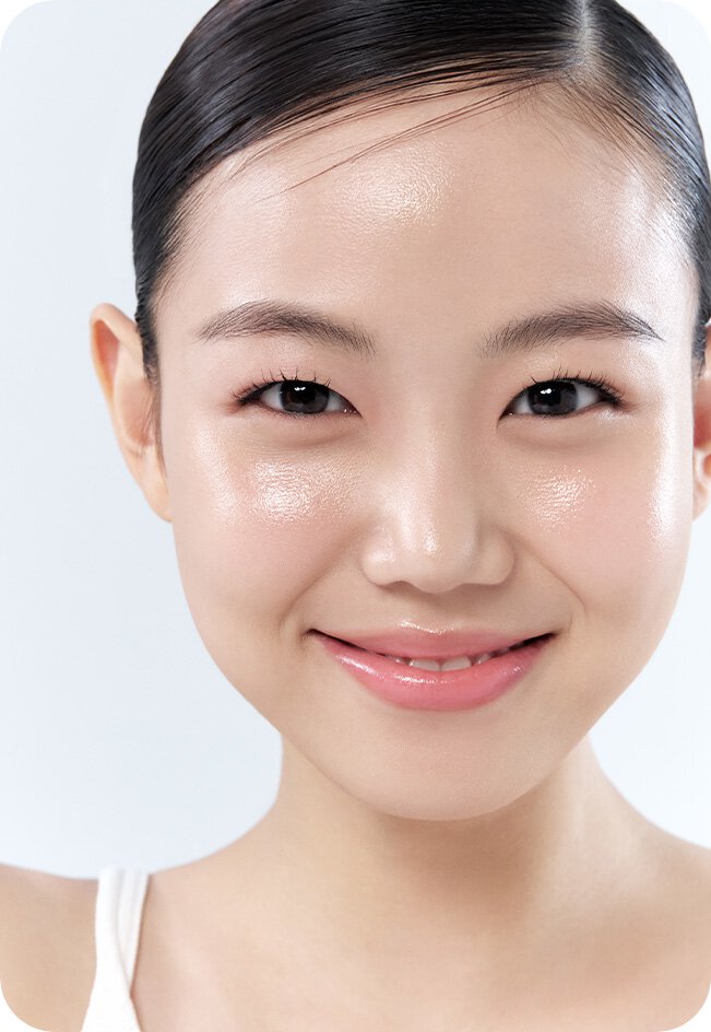 一位擁有光采健康膚色的女子溫柔地對著鏡頭微笑，展現LANEIGE 水庫補濕清爽防曬霜 SPF50+ PA++++ 的保濕與防護效果