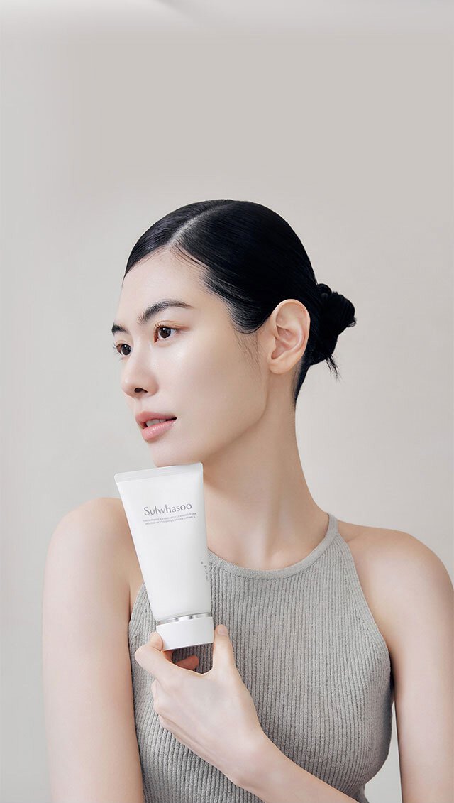 A model with Sulwhasoo The Ultimate S Enriched Cleansing Foam