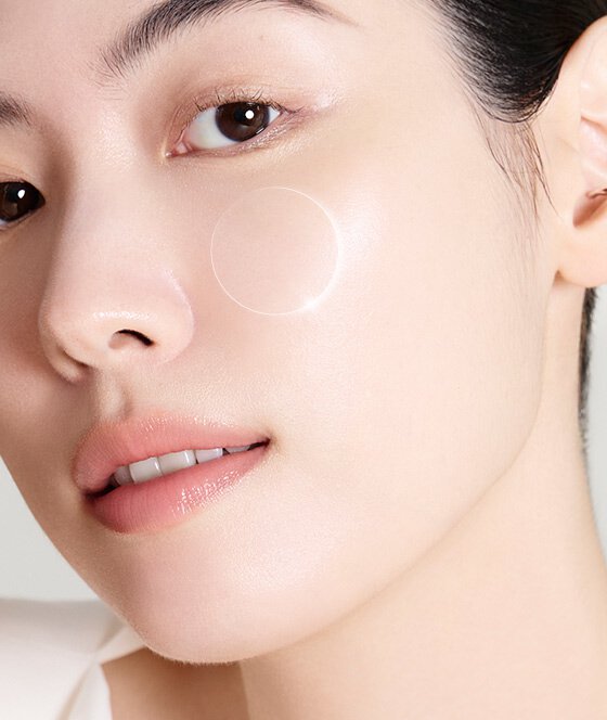 特寫鏡頭中，女性清透光亮的肌膚上綻放出耀眼光澤，展現出雪花秀「極致臻秀能量修護安瓶」強大的再生與修護功效。