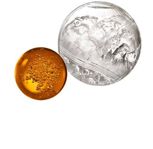 兩顆球體，一顆琥珀色並充滿小氣泡，另一顆半透明並呈現內部漩渦紋理，視覺化呈現雪花秀 Ultimate S Infusion Treatment - Infusion Dual Capsule 的濃縮精華與奢華質感。