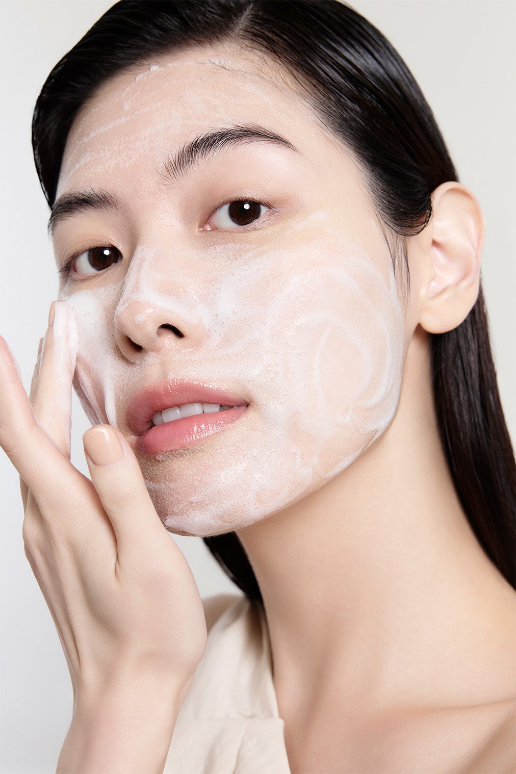 使用滋陰蔘舒敏潔顏霜的模特兒