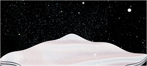 星光閃爍的寧靜夜空覆映在柔和起伏的雪堆之上，象徵雪花秀「極致臻秀能量修護安瓶」深邃的優雅與強大的能量修護力。