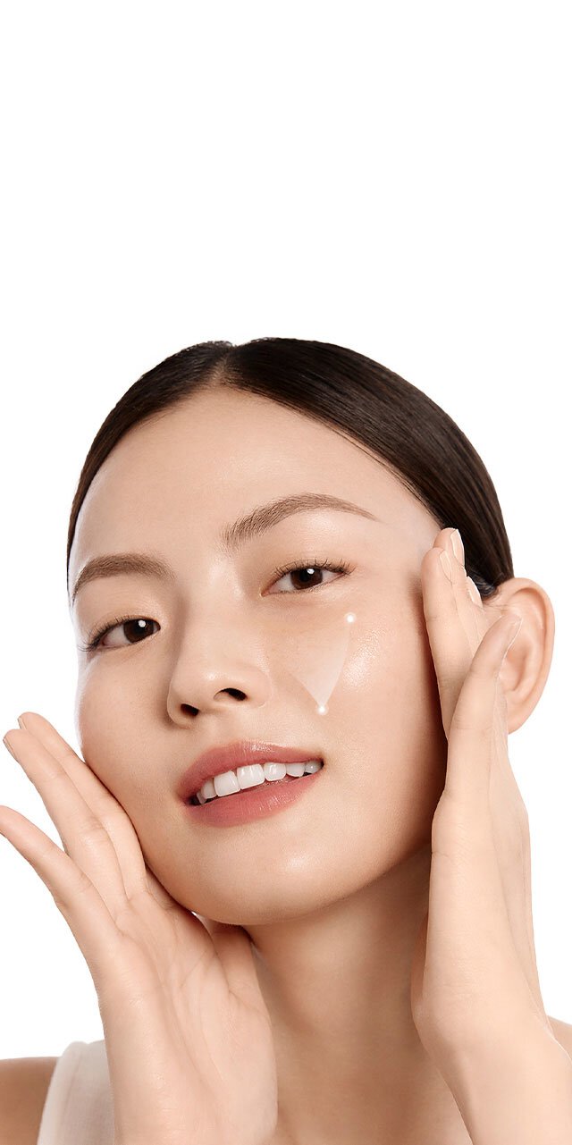 A model of Sulwhasoo Essential Revitalizing Water EX