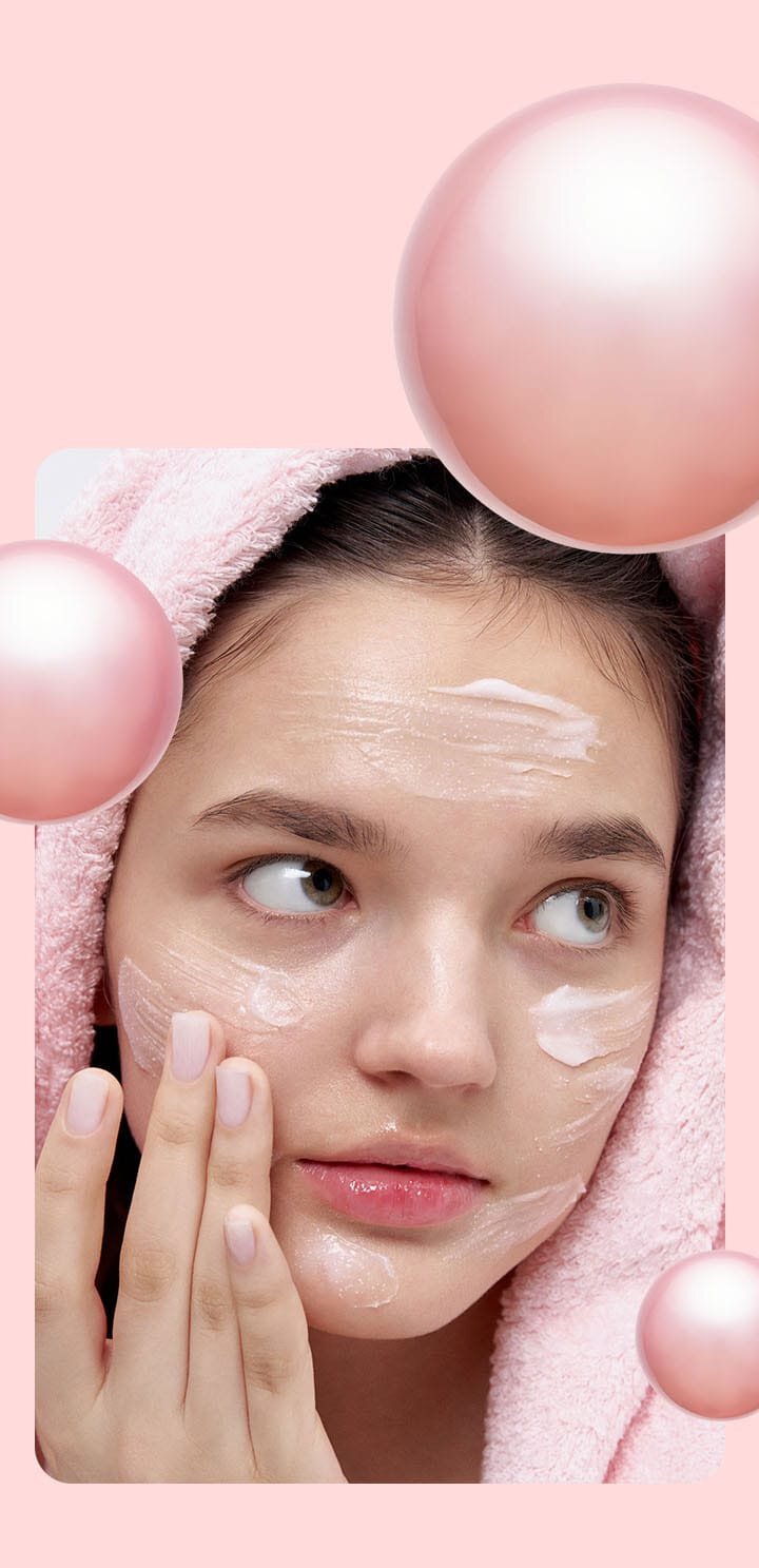 Stay hydrated & glowy model for 'BOUNCY & FIRM FACE SLEEPING MASK' use