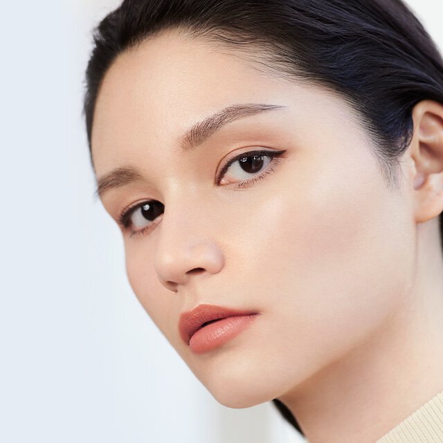 Use Sulwhasoo perfecting cushion for a radiant and glowing skin.