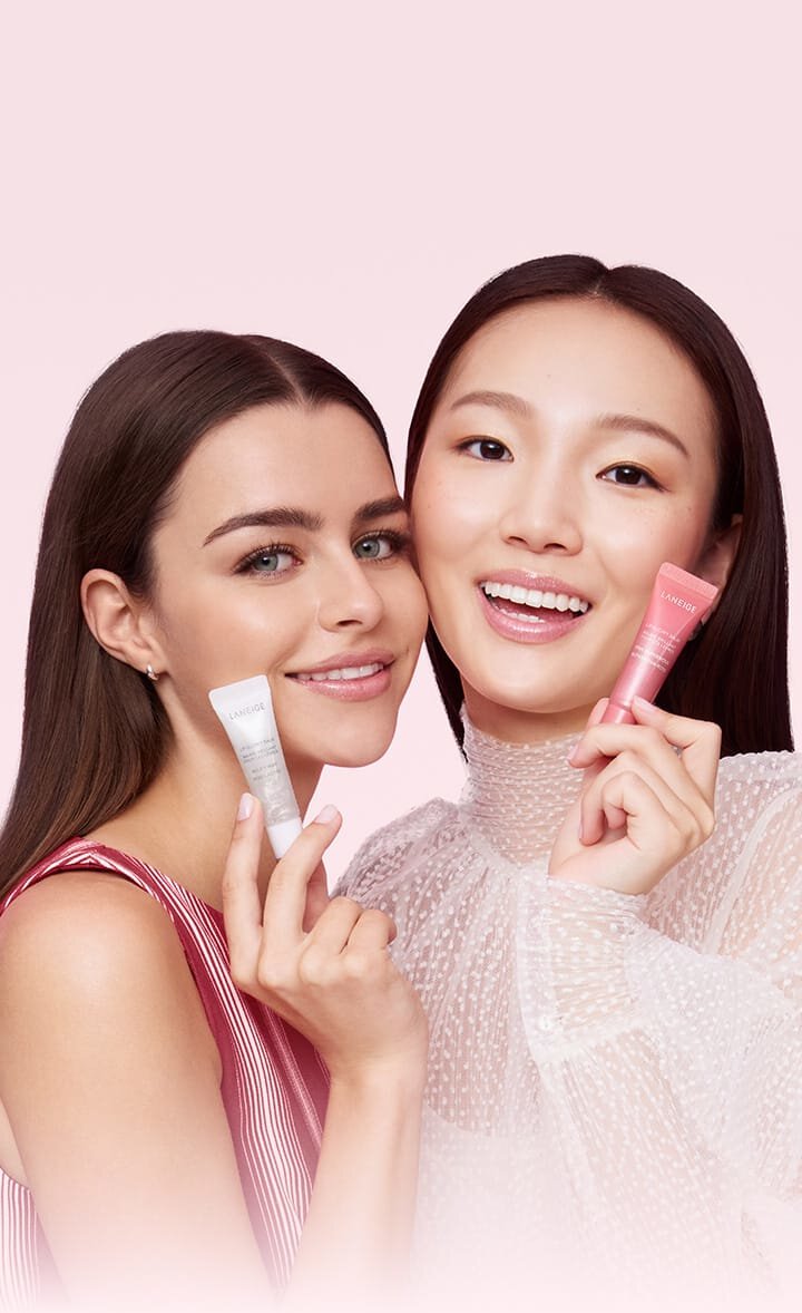 Lip Glowy Balm Stardust Edition 핑크 슈퍼노바, 밀키웨이를 들고있는 모델들