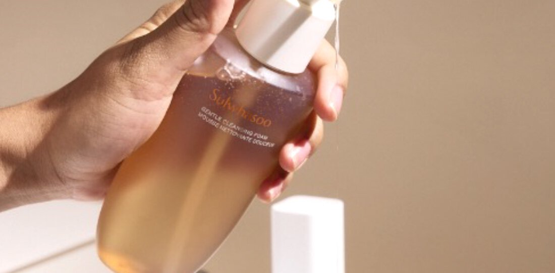 SULWHASOO GENTLE CLEANSING FOAM lathers into a rich foam to provide deep yet gentle and moisturizing cleanse without stripping moisture off the skin.