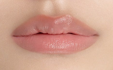A model with Perfecting Lip Color NO. 310 TERRA applied once