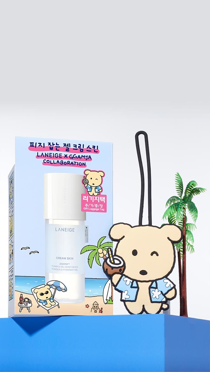 GGAMJA 在海灘上啜飲椰子飲料，點綴著隨 LANEIGE 牛奶水嫩紓緩爽膚水組合附贈的行李吊牌。