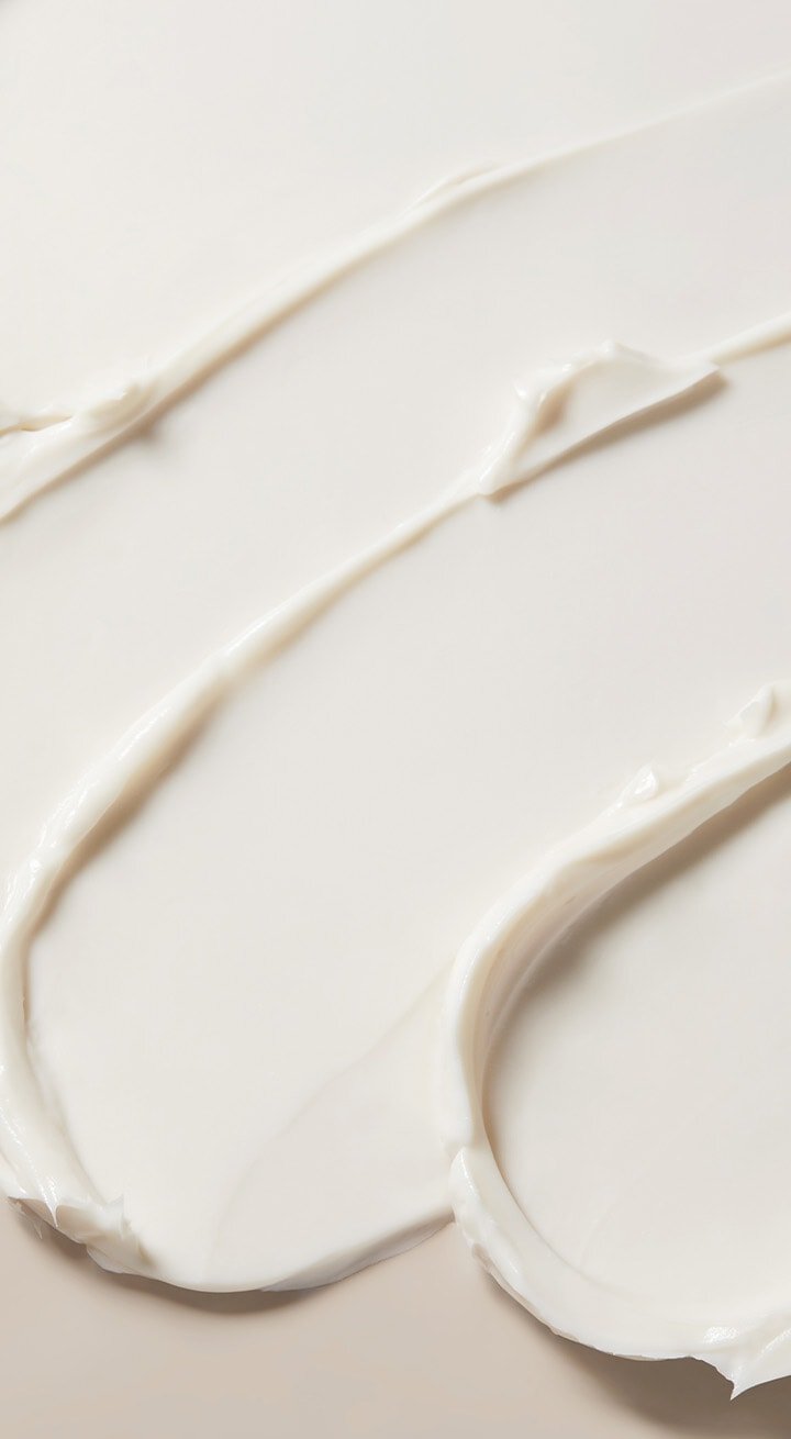 Close-up of the multi-layered melting texture of Perfect Renew 3X Cream Advanced.