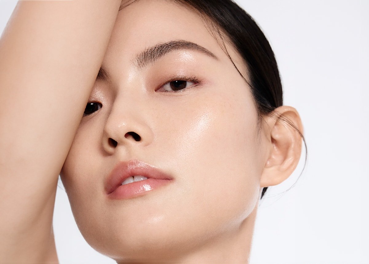Woman with radiant, smooth, and hydrated skin, showcasing the revitalizing effect of Sulwhasoo Concentrated Ginseng Rejuvenating Cream.