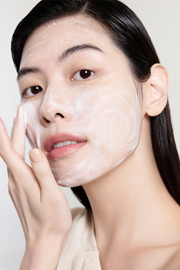 使用滋陰蔘舒敏潔顏霜的模特兒