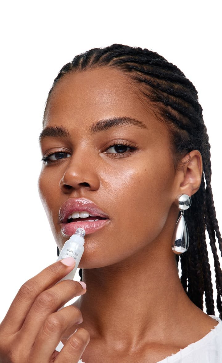 Lip Glowy Balm Stardust Edition 밀키웨이 바르는 모델