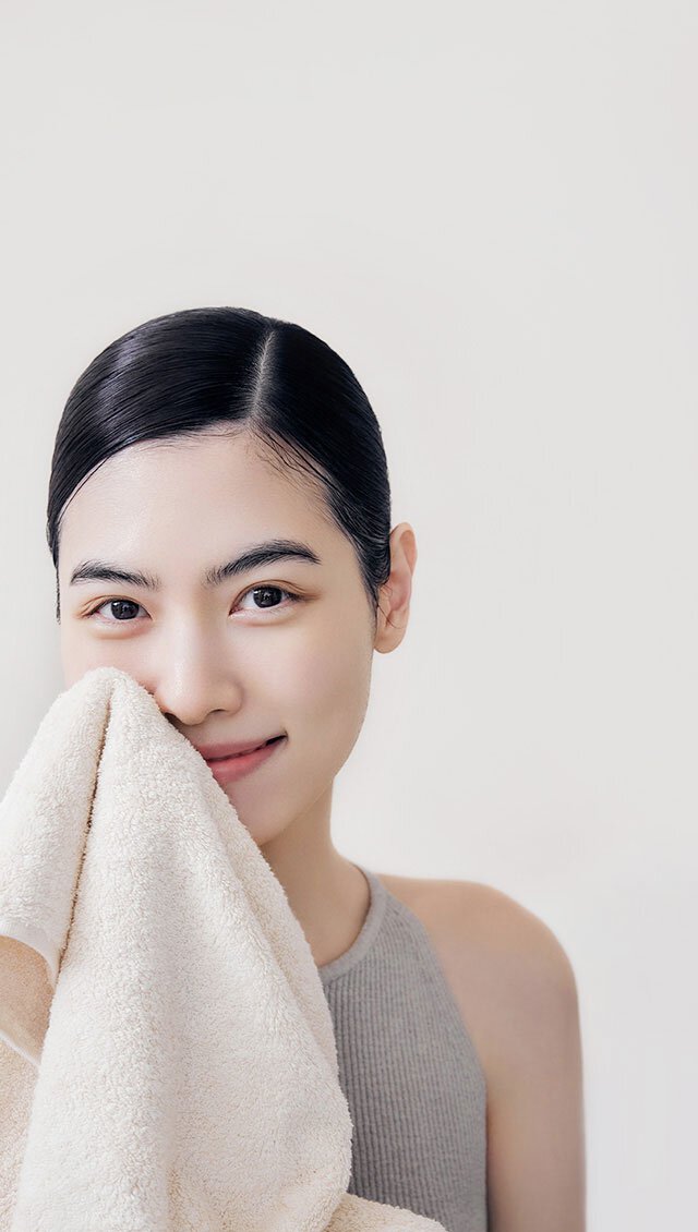 A model of Sulwhasoo The Ultimate S Enriched Cleansing Foam