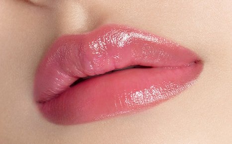 A model with Perfecting Lip Color NO. 370 PEONY applied three times