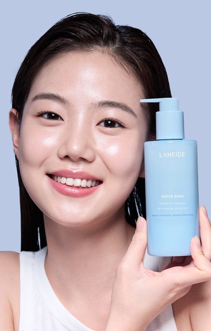 Một người mẫu đang rửa mặt bằng the Laneige Water Bank Gentle Gel Cleanser