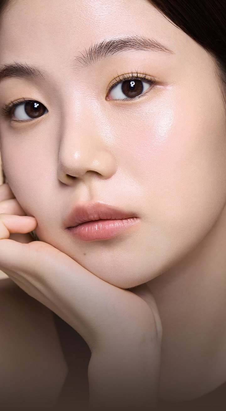 Model with balanced skin after using Laneige Perfect Renew 3X Emulsion Advanced