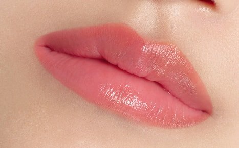 A model with Perfecting Lip Color NO. 460 BERRY applied once