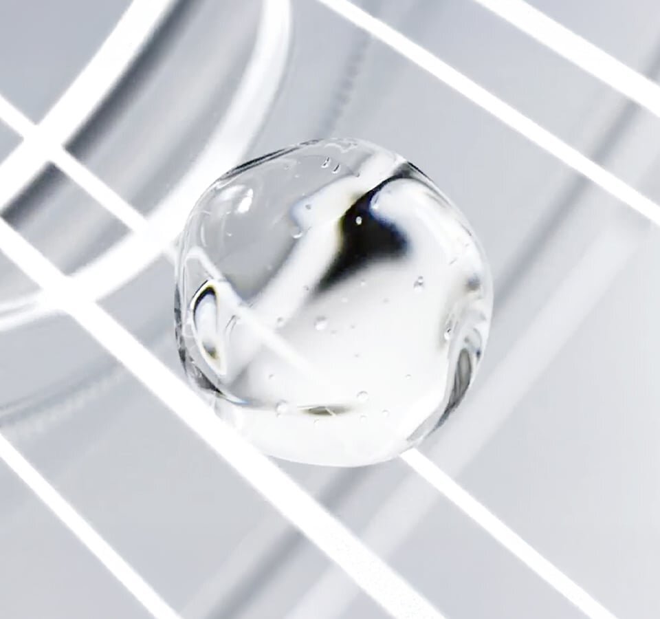 MD 再生修護精華MD精華的滋潤透明質地在光線照射下閃閃發光，視覺上展現精華為肌膚增添水份與彈性的效果。