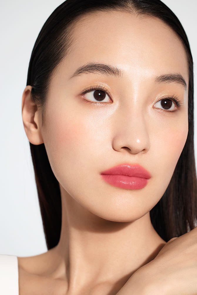 A model with Perfecting Lip Color NO.460 Berry on her lips