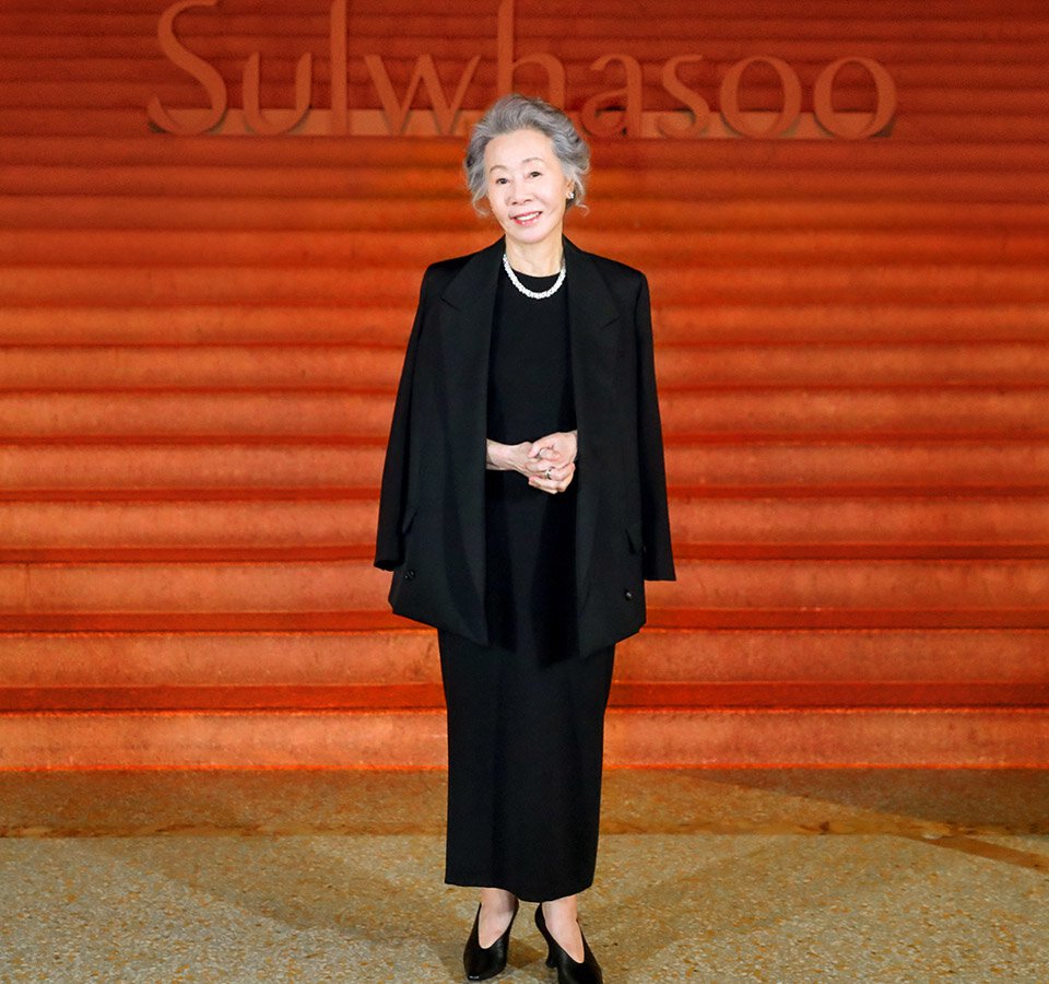 Sulwhasoo’s Global Ambassadors YUHJUNG YOUN stands in front of the stairs of the Metropolitan Museum of Art.