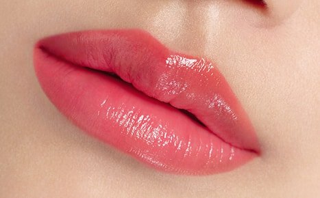 A model with Perfecting Lip Color NO. 460 BERRY applied three times