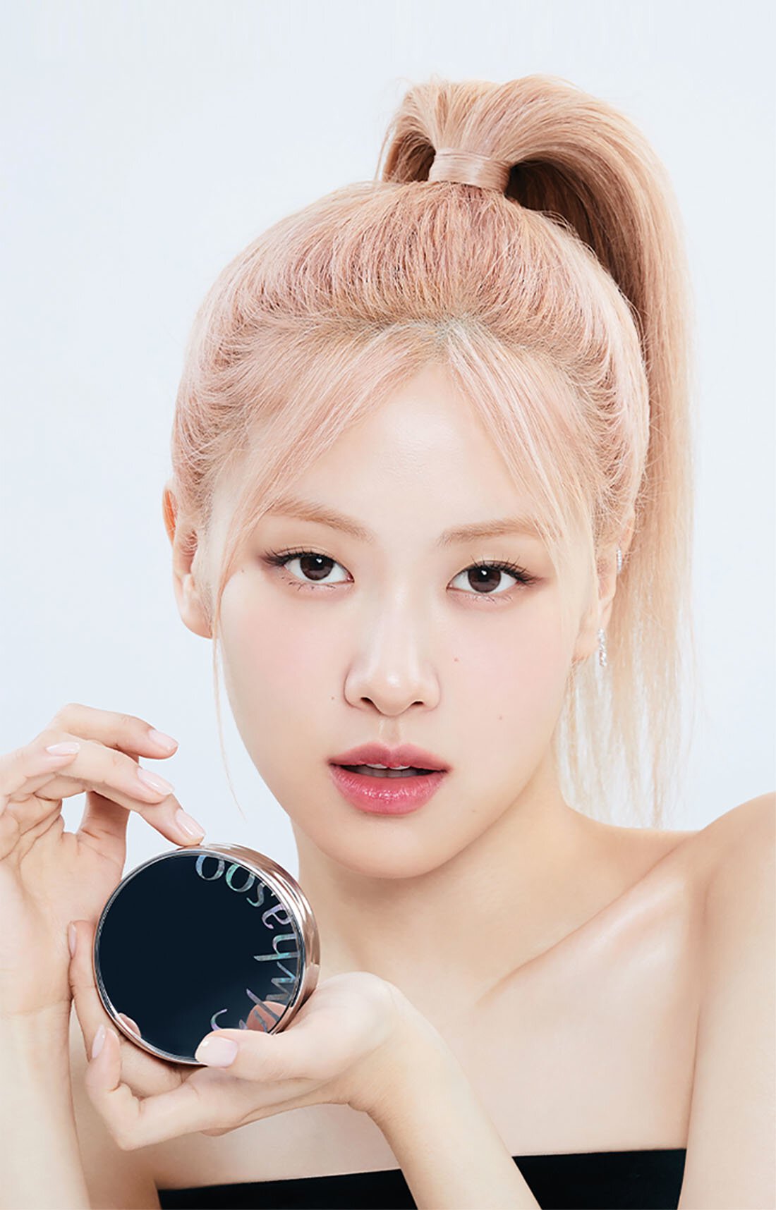 Rosé is holding a Perfecting Cushion in her hand