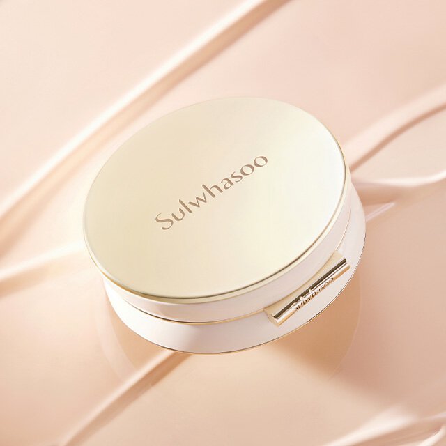 Sulwhasoo perfecting cushion is a lightweight, creamy texture that blends in with the skin seamlessly and stays put for up to 24 hours hydration. Leaving a moisturized and glowing finish.
