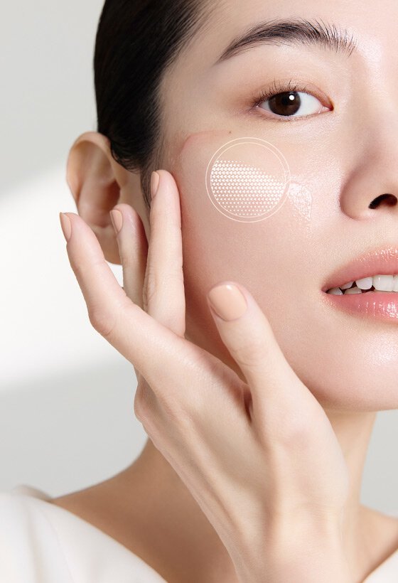 一位女性輕柔地將雪花秀 Ultimate S Infusion Treatment 塗抹於臉頰，展現產品的乳霜質地及其滲透至肌膚深層的吸收效果。