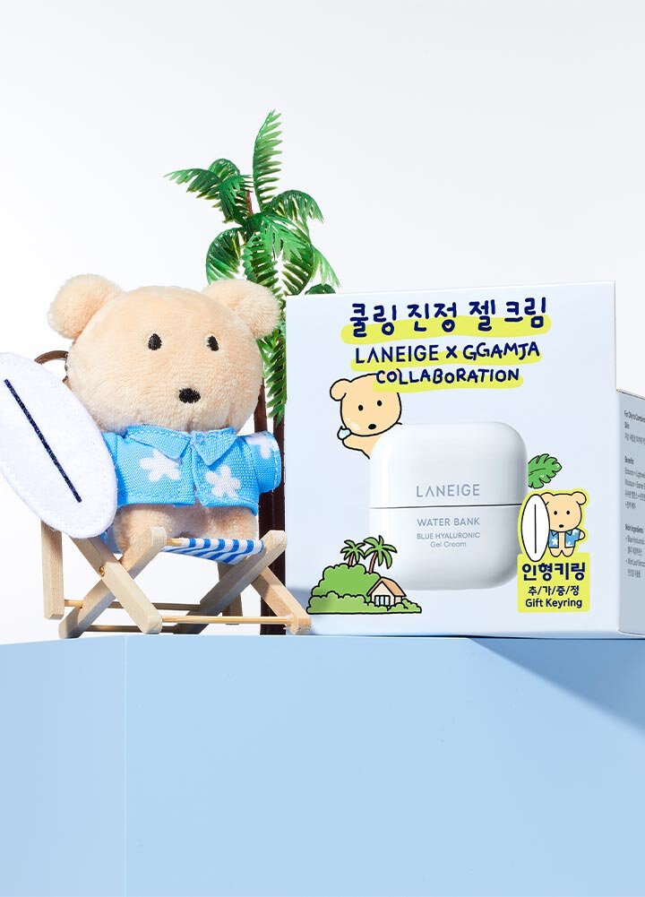 GGAMJA 穿著藍色夏威夷襯衫，手持衝浪板，悠閒地坐在迷你沙灘椅上，靠近 LANEIGE 水庫補濕微質酸紓緩啫喱，突顯這款適合混合性及油性肌膚的舒緩保濕套組所附贈的促銷禮物。