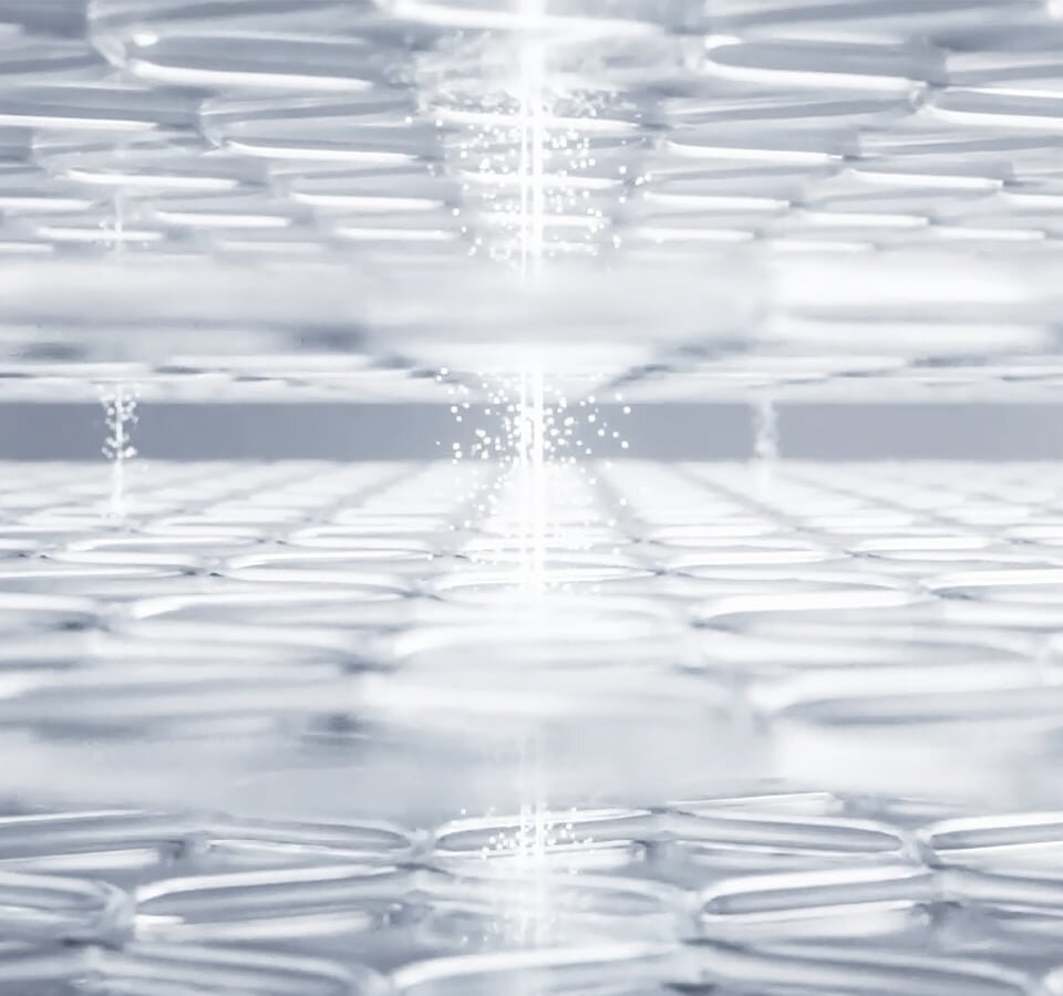 展現發光粒子深入肌膚被吸收的圖像，視覺上展現AP Beauty 再生修護精華MD精華如何強化肌膚屏障、補充水份，並帶來水潤提拉效果。