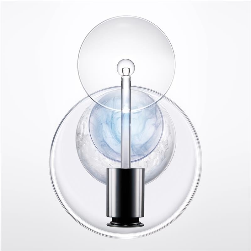 透明容器中的M.D. 再生修護精華MD精華，清澈清爽的質地透過滴管輕柔流動，視覺上展現產品為肌膚增添水份與活力的效果。