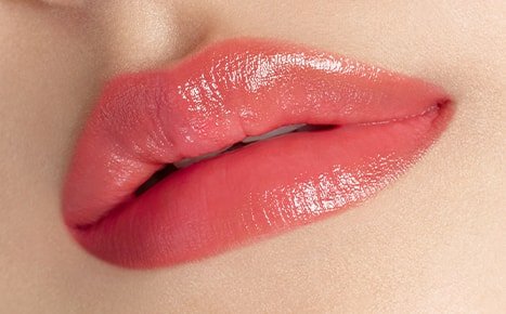 A model with Perfecting Lip Color NO. 999 ROSE applied three times