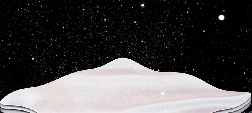 寧靜的夜空佈滿無數閃耀的白色星辰，延伸於起伏的雪覆大地之上，映照出雪花秀「極致臻秀能量修護安瓶」純淨而強韌的精華本質。