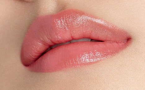 A model with Perfecting Lip Color NO. 999 ROSE applied once