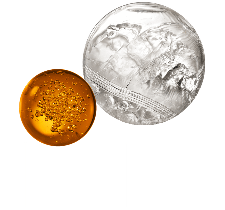 兩顆球體，一顆琥珀色並充滿無數小氣泡，另一顆半透明並呈現內部漩渦，象徵雪花秀 Ultimate S Infusion Treatment - Infusion Dual Capsule 的豐富質地。