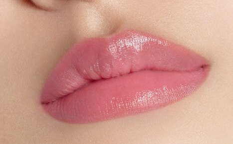 A model with Perfecting Lip Color NO. 370 PEONY applied once